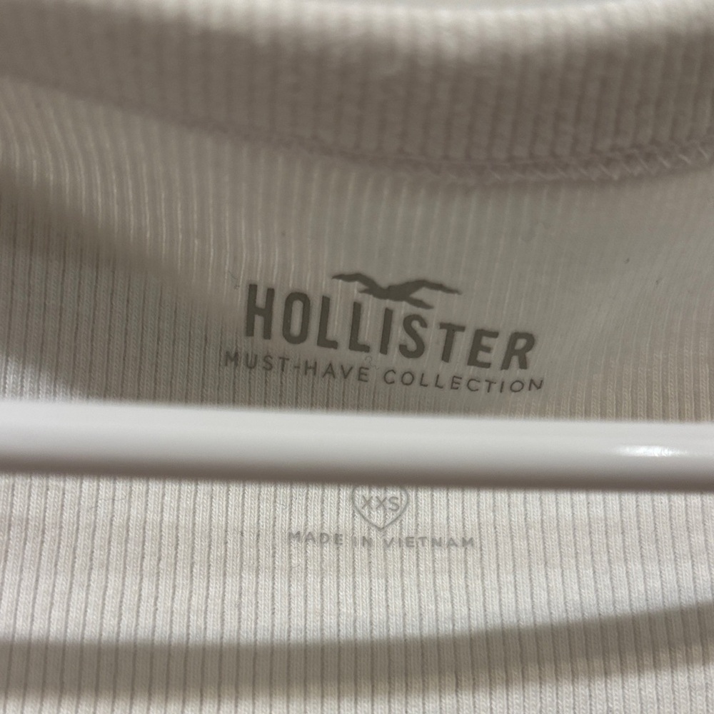 Hollister Women's White Short Sleeve Top - Picture 4 of 4